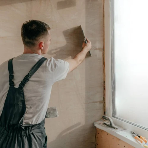 worker-applying-putty